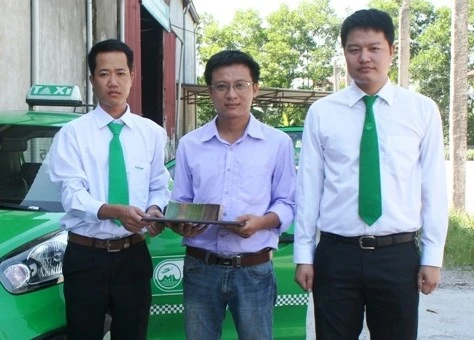 Tài xế Kiên (bìa trái) trả lại tiền cho khách bỏ quên Tài xế Kiên (bìa trái) trả lại tiền cho khách bỏ quên