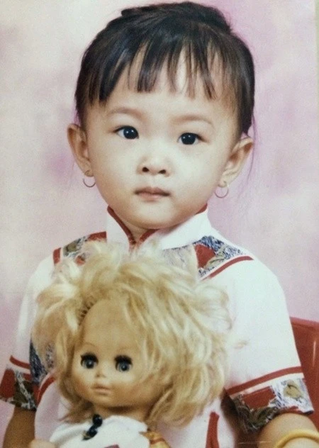 Cô nàng được họ hàng khen vì có gương mặt rất nét và sự dạn dĩ, lanh lẹ. Nhập mô tả cho ảnh