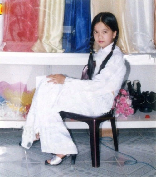 "Nữ hoàng nội y" Ngọc Trinh ra dáng thiếu nữ với tà áo dài trắng, tóc thắt bím dễ thương. Nhập mô tả cho ảnh