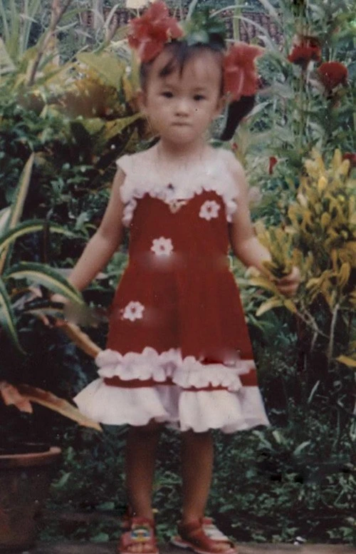 Angela Phương Trinh từ nhỏ đã rất điệu đà. "Bà mẹ nhí" thường được phụ huynh mua cho rất nhiều đồ mới trong mỗi lần đi chơi. Nhập mô tả cho ảnh