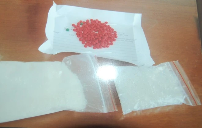 Ma túy dạng 'đá' và 'thuốc lắc' thu giữ trong các phòng chung cư mini. Nhập mô tả cho ảnh