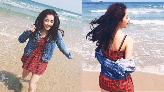 Hot girl Chi Pu chọn trang phục dạo biển rất trẻ trung. Nữ người mẫu tuổi teen mix váy ca-rô cùng áo jacket denim cá tính. Nhập mô tả cho ảnh