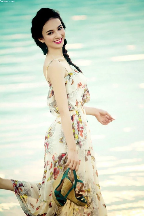 Hoa hậu du lịch Ngọc Diễm diện váy in họa tiết hoa duyên dáng khi thả bộ trên bờ biển. Nhập mô tả cho ảnh