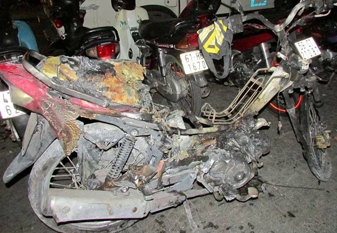 Chiếc xe máy của anh Hậu cháy trơ khung vào tối 3/6, trên đường Nguyễn Hữu Cảnh, phường Bến Nghé, quận 1, TP.HCM.