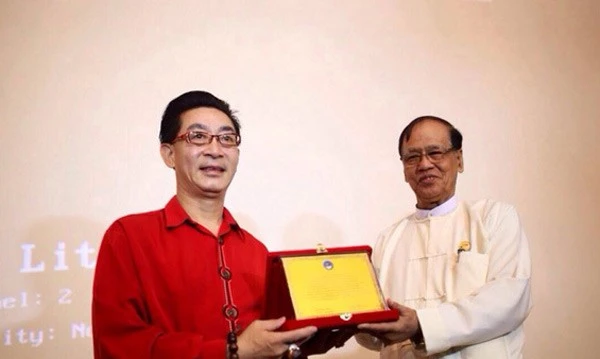 Ngày 22/5 vừa qua, ngày "bị qua đời", Lục Tiểu Linh Đồng đang ở Miến Điện nhân dịp bộ phimTây du ký 1986lần đầu tiên ra mắt khán giả nước này. Ngày 22/5 vừa qua, ngày