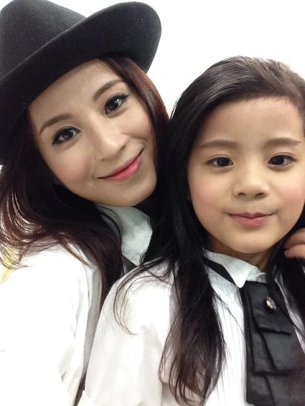 Năm 2013, Ngọc Anh bắt đầu tái xuất trong một số sự kiện của showbiz. Dù đã có hai con (một trai, một gái), nhan sắc của người đẹp 28 tuổi vẫn lấn át nhiều hot girl trẻ trung hơn mình. Nhập mô tả cho ảnh