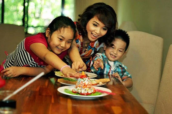 Người đẹp sinh năm 1979 từng đoạt giải Học sinh thanh lịch toàn TP. Hà Nội trước khi đến với sàn catwalk và lấn sân vào lĩnh vực điện ảnh. Cô sở hữu vẻ đẹp khá đặc biệt với vầng trán bướng bỉnh, đôi mắt to, trong sáng. Từng nằm trong top mỹ nhân một thời song Mai Thu Huyền hầu như chưa gặp phải bất kì scandal nào trong sự nghiệp. Nhập mô tả cho ảnh