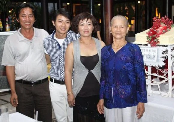 Hoài Lâm và hình ảnh hiếm hoi bên bố mẹ ruột. Hoài Lâm và hình ảnh hiếm hoi bên bố mẹ ruột.
