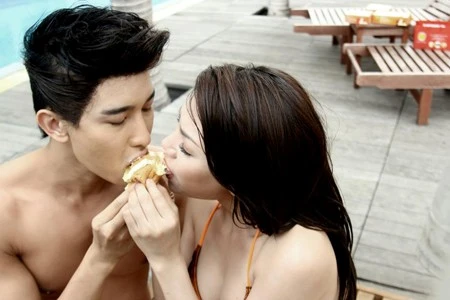 Cảnh Chan Than San mát-xa cho Trà Ngọc Hằng cùng những biểu hiện cảm xúc khá "nặng đô"của hai người sau đó khiến khán giả thấy tức mắt. Nhập mô tả cho ảnh