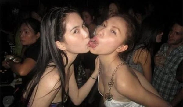 "Nữ hoàng đồ lót" Ngọc Trinh không chỉ bị dư luận ném đá bởi các phát ngôn thiếu suy nghĩ của mình mà còn bị chỉ trích vì những hình ảnh thác loạn quá đà. Tháng 4/2011, cư dân mạng truyền tay nhau với tốc độ chóng mặt những bức ảnh của Ngọc Trinh đang vui vẻ với bạn bè tại một vũ trường.Những bức ảnh đó sẽ chẳng có gì đáng nói nếu Ngọc Trinh không thể hiện những cử chỉ quá lố khi chụp hình.Trong toàn bộ những bức hình, nữ hoàng đồ lót đều đang trong trang phục bó sát khoe hình thể kèm theo tư thế hết sức thiếu tế nhị. Nhập mô tả cho ảnh