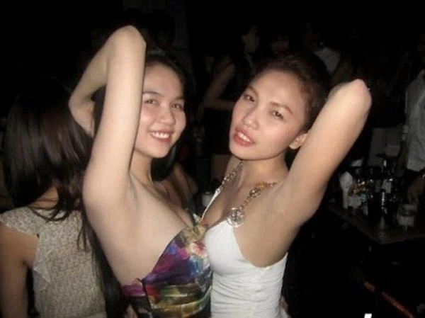 Ngay sau khi nhận được phản hồi đa chiều từ phía dư luận, ông bầu của Ngọc Trinh đã lên tiếng bảo vệ cho “gà cưng”. Theo đó, những bức ảnh này được chụp lại khi Ngọc Trinh cùng một số những người bạn thân thiết trong Vesnus đi sang Thái Lan du lịch. Vì muốn tạo không khí vui vẻ và thoải mái, Ngọc Trinh đã chụp những bức hình hơi nghịch ngợm với bạn bè và đưa lên trang facebook của mình. Tuy nhiên, lời bênh vực của Khắc Tiệp không thể khiến khán giả có cái nhìn thiện cảm hơn với "nữ hoàng nội y". Nhập mô tả cho ảnh