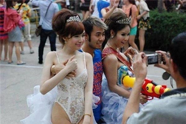Nam ca sĩ Akira Phan cũng từng khiến người hâm mộ sốc khi đặt hẳn tay lên vòng một của cô người mẫu ăn mặc vô cùng sexy trong một lần đi du lịch ở Thái Lan. Dù giọng caMùa đông không lạnhnhanh chóng thanh minh, tất cả chỉ là "tai nạn", chính những nhân vật này chèo kéo để chụp hình kỉ niệm cũng như tự động cầm tay của quan khách để đặt vào ngực của mình. Tuy nhiên, nhiều fan vẫn lắc đầu ngám ngẩm trước hình ảnh xấu xí của anh. Nhập mô tả cho ảnh