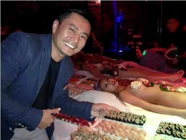 Diễn viên Trương Minh Cường cũng từng bị “ném đá” vì những hình ảnh ăn sushi bên người mẫu nude. Nhập mô tả cho ảnh