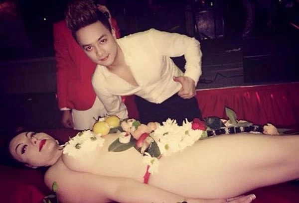 Cao Thái Sơn cũng có những hình ảnh phản cảm tương tự. Việc vui vẻ chụp hình rồi chia sẻ lên trang cá nhân của các sao nam Việt không nhận được sự đồng tình từ phía người hâm mộ. Nhập mô tả cho ảnh