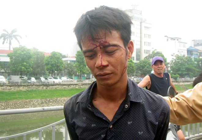 Tên cướp giật điện thoại của nữ sinh bị bắt giữ. Đối tượng cướp giật điện thoại của nữ sinh bị bắt giữ.