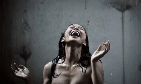 Với Ngô Thanh Vân, những cảnh nóng trong phim là một thử thách và cũng là yếu tố để câu chuyện tăng thêm phần logic. Nữ diễn viên từng chia sẻ: "Là phụ nữ, tôi cũng rất ngượng ngùng khi phải trút bỏ xiêm y, chứ không phải đạo diễn nói cởi là tôi cởi đâu. Bởi vậy, cứ quay cảnh nóng là tôi lại căng thẳng". Dẫu vậy, những cảnh nóng của người đẹp họ Ngô vẫn rất táo bạo và nóng bỏng.