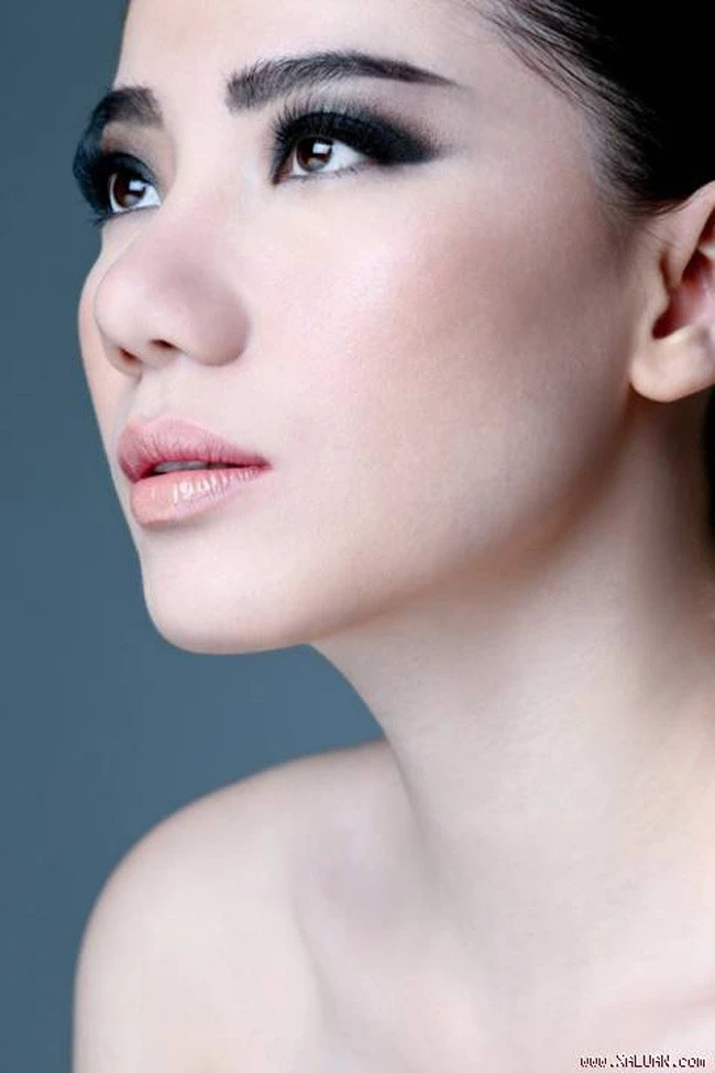 Chung Thục Quyên là người rất bạo dạn trong việc chụp hình nude và bán nude. Cô nhiều lần thực hiện những bộ ảnh sexy không mặc đồ. Nhập mô tả cho ảnh