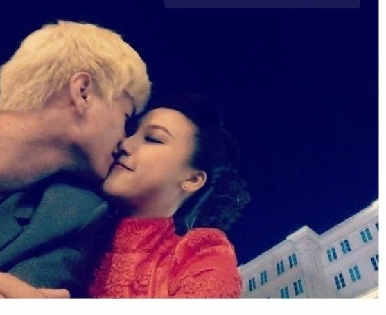 Sau khi chia tay tình cũ - chân dài Kỳ Hân, Huỳnh Anh nhanh chóng dính nghi án hẹn hò với hàng loạt hot girl. Tuy nhiên, khoảnh khắc anh và á hậu Hoàng Oanh khóa môi chính là câu trả lời cho mối quan hệ tình cảm của hai người. Nhập mô tả cho ảnh