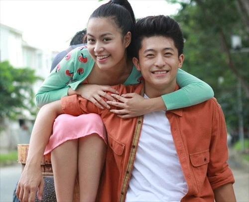 Hoàng Thùy Linh và Harry Lu chính thức bén duyên khi cả hai được đạo diễn Quang Huy tin tưởng giao vai chính trong phimThần tượng. Trong phim, Harry vào vai một anh chàng quản lý nhiệt tình động viên Hoàng Thùy Linh theo đuổi giấc mơ âm nhạc và giúp cô leo lên ngôi vị thần tượng. Theo thời gian, nhân vật của Linh và Harry dần dần yêu nhau say đắm. Tình yêu đẹp trong phim đã gắn kết cặp đôi ngoài đời. Nhập mô tả cho ảnh
