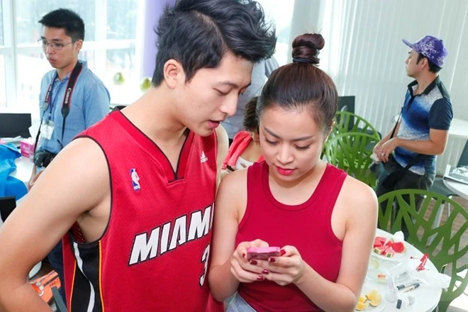 Thần tượnglà bộ phim đánh dấu sự trở lại của Hoàng Thùy Linh sau 6 năm vắng bóng màn ảnh. Đây cũng là phim điện ảnh đầu tiên của Harry Lu. Nhập mô tả cho ảnh