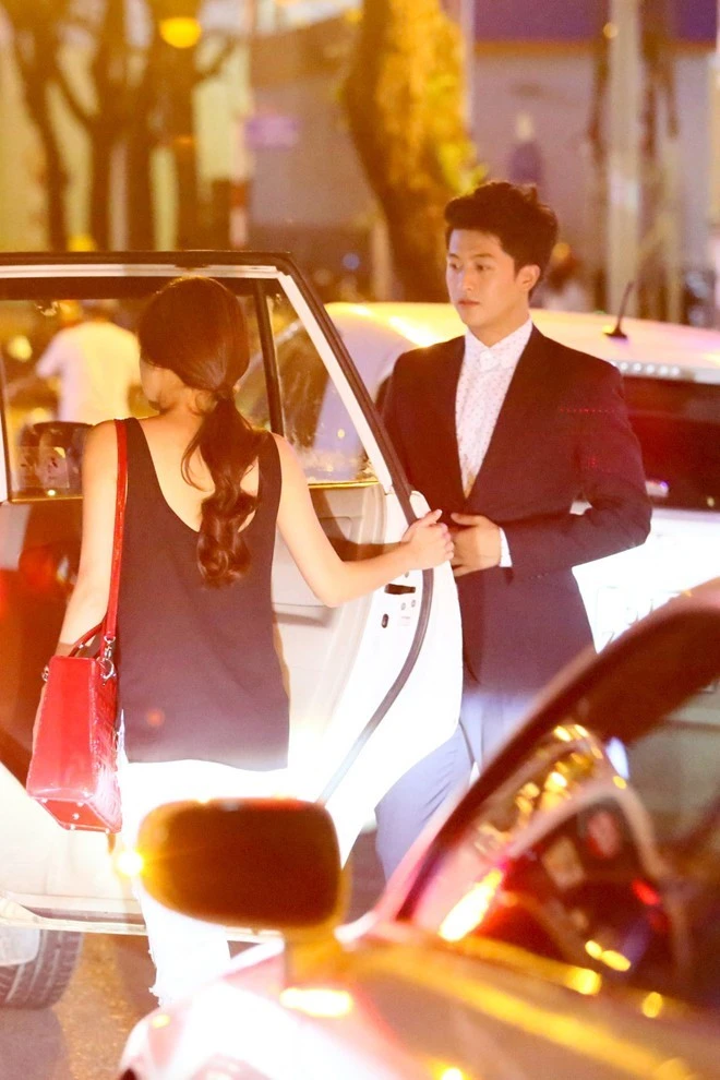 Mới đây, trong lần bay vào TP.HCM để dự đám cưới cô bạn thân Trà My Idol, Hoàng Thùy Linh và Harry Lu không sánh bước cùng nhau để tránh sự theo dõi của báo giới. Tuy nhiên, sau hôn lễ, cặp đôi chở nhau đi ăn và đi dạo lúc đêm khuya. Thâm chí, cánh paparazzi còn chộp được ảnh Harry Lu đưa Thùy Linh về nhà riêng. Nhập mô tả cho ảnh
