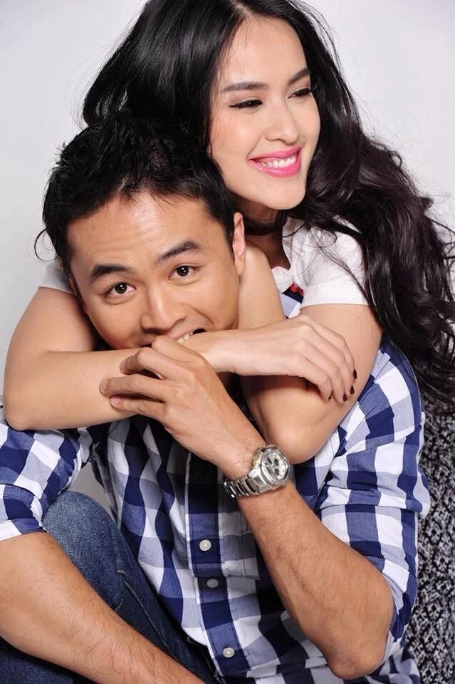 Văn Anh và Tú Vi là cặp đôi mới của showbiz Việt. Họ quen nhau khi cùng đóng phimBếp hát, khi đó, Văn Anh là nam diễn viên đóng cặp với Tú Vi. Cô chia sẻ, trước mỗi bộ phim đều tìm hiểu kỹ về bạn diễn của mình. Khi nghe đến tên Văn Anh, cô thấy rất lạ, không hay biết gì về nam diễn viên này, cũng như chưa từng xem phimPhía trước là bầu trờinên cô cũng không mấy chú ý đến anh. Thế nhưng, trong lần gặp đầu tiên, cô rất ấn tượng về bạn diễn, vì anh rất hài hước và hòa đồng. Trong các cuộc nói chuyện, anh khá ít nói, chỉ trầm tư nhưng khi quen thân, anh nói khá nhiều, và rất biết pha trò. Nhập mô tả cho ảnh