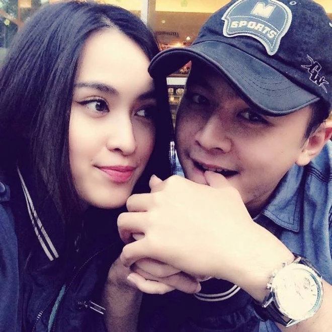 Sau hai tuần, nữ diễn viên nhận lời yêu Văn Anh. "Tôi chọn Văn Anh vì chúng tôi có tâm hồn đồng điệu về âm nhạc. Hơn nữa, cuộc sống của cả hai có rất nhiều điểm tương đồng, anh sống với bố từ nhỏ, còn tôi sống với dì nên cả hai dễ dàng đồng cảm. Khi bắt đầu mối quan hệ, tôi cũng không hay biết gia cảnh của anh ấy khá giả hay không, chỉ biết rằng chúng tôi có nhiều điểm chung. Tôi cảm nhận được sự an toàn và bình yên khi ở cạnh anh" - cô nói về lý do chọn nam diễn viên. Nhập mô tả cho ảnh