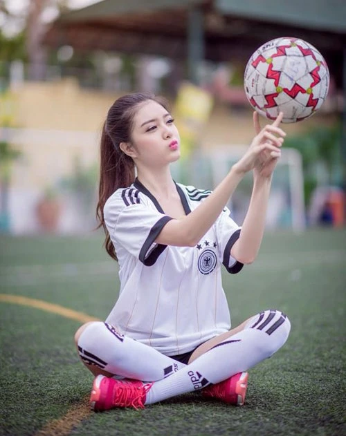 Để ủng hộ mùa Word Cup 2014, Lilly Luta cũng thực hiện một bộ ảnh trong trang phục của đội tuyển Đức. Nữ diễn viênSô cô la hay hoa hồnglà fan của "những cỗ xe tăng". Lilly chia sẻ, trong trận Đức gặp Bồ Đào Nha, dù có việc riêng nhưng cô đã cố gắng về nhà sớm để xem hiệp 2. Nhập mô tả cho ảnh