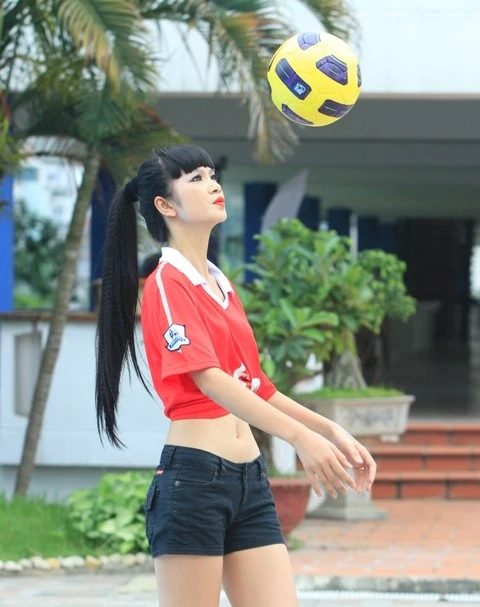 Chân dài Hạ Vy trong trang phục đội bóng Manchester United. Hạ Vy từng chia sẻ trong một bài phỏng vấn, cả hai vợ chồng cô là fan của quỷ đỏ. Dù bận công việc đến mấy, cô cũng cố gắng thu xếp để theo dõi những trận cầu sôi động của giải ngoại hạng Anh, ngay cả khi phải thức khuya xem. Nhập mô tả cho ảnh