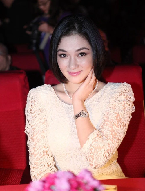 Top 16 Hoa hậu Thế giới 2004 - Nguyễn Thị Huyền. Nhập mô tả cho ảnh