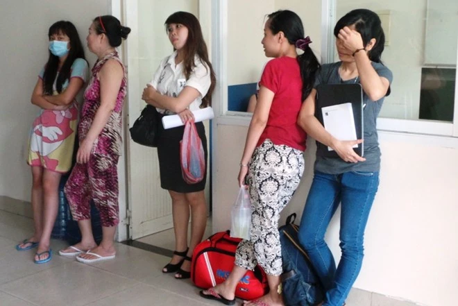 Nhiều người chỉ kịp mang theo tài sản có giá trị khi chạy khỏi tòa nhà. Nhiều người chỉ kịp mang theo tài sản có giá trị trong khi cố gắng di chuyển khỏi tòa nhà.