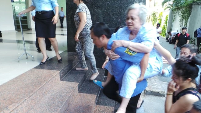 Đến gần 12h trưa cùng ngày, việc chữa cháy và khám nghiệm hiện trường được hoàn tất, người dân trở lại căn hộ. Người cao tuổi được lực lượng bảo vệ hỗ trợ và cõng lên nơi ở. Nguyên nhân vụ hỏa hoạn đang được lực lượng chức năng điều tra làm rõ. Đến gần 12h trưa cùng ngày, việc chữa cháy và khám nghiệm hiện trường được hoàn tất, người dân trở lại căn hộ. Người cao tuổi được lực lượng bảo vệ hỗ trợ và cõng lên nơi ở.