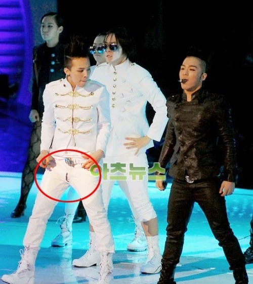 Dù mang danh là thần tượng ăn mặc chất nhất Kpop, G-Dragon gặp không ít sự cố với quần áo. Trên sân khấu MAMA 2009, thủ lĩnh Big Bang vô tư hát hò trong khi chiếc quần trắng rách toạc ngay chỗ hiểm.Ảnh: twitter Dù mang danh là thần tượng ăn mặc chất nhất Kpop, G-Dragon gặp không ít sự cố với quần áo. Trên sân khấu MAMA 2009, thủ lĩnh Big Bang vô tư hát hò trong khi chiếc quần trắng rách toạc ngay chỗ hiểm. Ảnh: