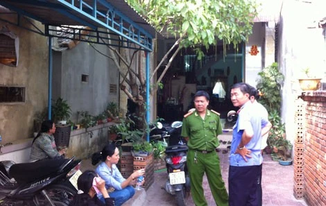 Cảnh sát khám nghiệm hiện trường vụ việc. Ngôi nhà nơi xảy ra cái chết của chị Huỳnh Thị Lan.
