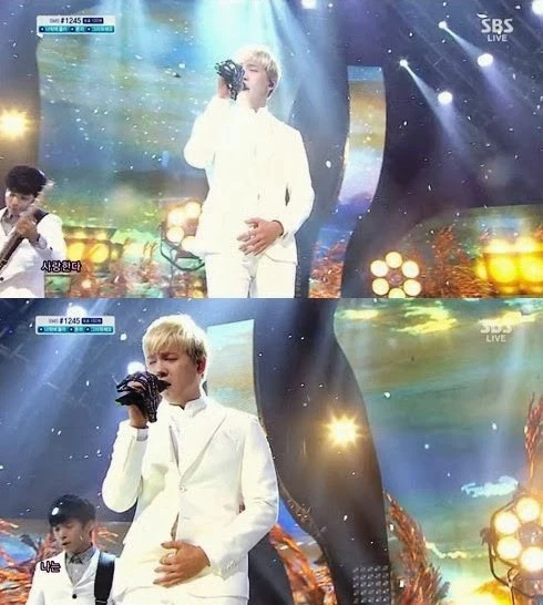 Trước khi lên sân khấu biểu diễn trực tiếp Inkigayo, Hongki (FT Island) quên không kéo khóa quần. Suốt thời gian hát bàiMadly, khán giả tò mò khi thấy Hongki giữ khư khư tay trái ở vị trí nhạy cảm. Sau đó, anh chàng đã lên trang Twitter để xin lỗi khán giả. Sự cố này được fan đùa là "bàn tay hư hỏng của Hongki".Ảnh: sbs Trước khi lên sân khấu biểu diễn trực tiếp Inkigayo, Hongki (FT Island) đã quên không kéo khóa quần.