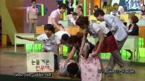 Lee Joon (MBLAQ) cũng được phen đỏ mặt vì vũ đạo quá đà. Xuất hiện trên chương trình Star Golden Bell, anh làm động tác xoạc chân hình chữ Y. Chiếc quần có lẽ không được thiết kế để co giãn nhiều, nên đã toạc ngay phần khó nói khiến tất cả những ai chứng kiến cười ồ. Các khách mời vội vàng lao ra, cầm khăn che và giải cứu Lee Joon. Cảnh bẽ mặt gây cười của Lee Joon vẫn được lên sóng, tất nhiên với một chút kiểm duyệt.Ảnh: blogspot Lee Joon (MBLAQ) cũng được phen đỏ mặt vì vũ đạo quá đà. Xuất hiện trên chương trình Star Golden Bell, anh làm động tác xoạc chân hình chữ Y. Chiếc quần có lẽ không được thiết kế để co giãn nhiều, nên đã toạc ngay phần khó nói khiến tất cả những ai chứng kiến cười ồ. Các khách mời vội vàng lao ra, cầm khăn che và giải cứu Lee Joon.