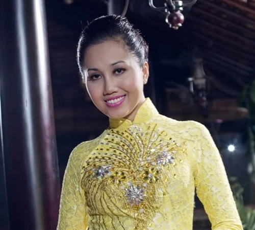 Tháng 6 năm 2013, vụ việc các người mẫu, hoa hậu bán dâm bị phanh phui gây rung động trong làng giải trí Việt. Trong đó, người nổi danh nhất là Hoa hậu Nam Mekong Võ Thị Mỹ Xuân. Không chỉ bán dâm, Mỹ Xuân còn là người trực tiếp môi giới cho các diễn viên, người mẫu, hoa khôi… bán dâm với giá từ 1.000 USD – 2.500 USD. 4 hoa hậu Việt phải đối diện với vành móng ngựa