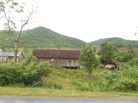 Buôn Ethi nhìn từ đỉnh đèo Phượng Hoàng. Buôn Ethi nhìn từ đỉnh đèo Phượng Hoàng.