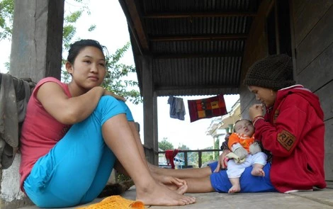 Cô sơn nữ H'mila (bìa trái) xinh như mộng nhưng phải tốn 2 bò, 4 con heo, 10 con gà và 15 triệu đồng để có được chồng. Bộ tộc bắt đàn ông về làm chồng trên đỉnh đèo Phượng Hoàng