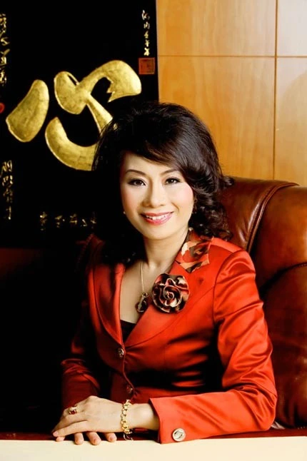 Theo cáo trạng, bà Trương Thị Tuyết Nga đã lừa đảo bán đất ảo để chiếm đoạt với số tiền hàng triệu USD. Hiện đã kết thúc điều tra vụ án và bà Nga đang chờ ngày ra tòa.Với các hành vi phạm tội, bà Nga bị truy tố theo khoản 4 điều 139 Bộ luật Hình sự có khung hình phạt tù 12 - 20 năm hoặc chung thân. 4 hoa hậu Việt phải đối diện với vành móng ngựa