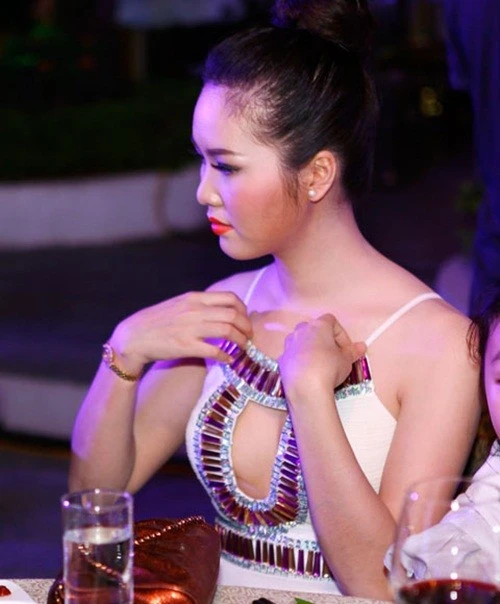 Chọn phong cách gợi cảm nhưng Thụy Vân lại tỏ ý bất an và thỉnh thoảng lại đưa tay kiểm tra váy. Sao Việt loay hoay chỉnh váy áo giữa chốn đông người