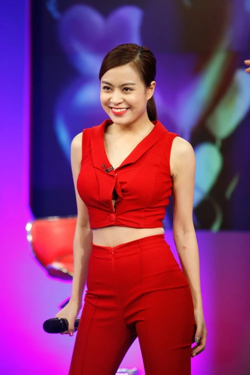 Là mỹ nhân được mời tham gia chương trình Bữa trưa vui vẻ, Hoàng Thùy Linh chọn cho mình một bộ đồ bó sát cơ thể, kết hợp giữa áo lửng và quần bó, giúp thân hình cô trông thanh mảnh, gợi cảm hơn. Tuy nhiên, Hoàng Thùy Linh đã không gặp may khi chiếc áo bỗng nhiên bung cúc khiến những người có mặt đều lúng túng, nhất là khi chương trình đang phát sóng trực tiếp Sao Việt loay hoay chỉnh váy áo giữa chốn đông người