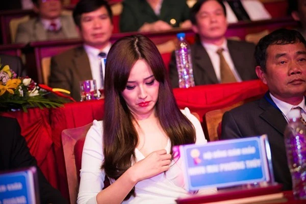 Người đẹp liên tục dùng tay chỉnh váy áo để tránh tai nạn lộ hàng ngoài ý muốn. Người đẹp liên tục dùng tay chỉnh váy áo để tránh tai nạn váy áo ngoài ý muốn.