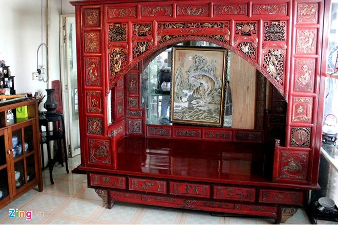 Bộ sưu tập đồ cổ của ông Cường có đủ các kiểu dáng, lớn nhất vẫn là chiếc "Long sàng ấu Chúa" (giường dành cho con Vua) có từ thời Vua Tự Đức thế kỷ 18 có giá trị hàng tỷ đồng. Những báu vật 'vua đồ cổ' Sài Gòn hiến tặng biển đảo