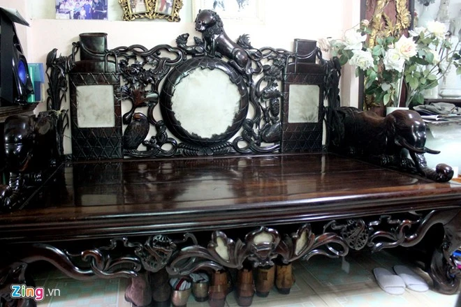 Chiếc sập ba thành dùng để hút thuốc của một viên quan triều Huế là món đồ cổ có giá trị lớn và được giới đồ cổ đánh giá là “Thiên hạ vô đối” (không có chiếc thứ hai). Chiếc sập có tuổi đời hơn 300 năm và nguồn gốc từ Trung Quốc, được một viên quan triều đình Huế mua về sử dụng. Những báu vật 'vua đồ cổ' Sài Gòn hiến tặng biển đảo