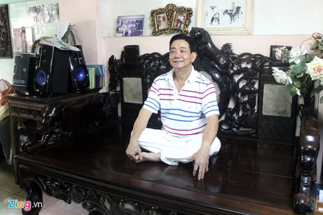 Ông Cường cho biết: "Chiếc sập này được làm nguyên miếng bằng gỗ Lệ Chi, được chạm khắc rất tinh xảo với hình con sư tử đang ôm quả địa cầu, hai bên là hai con voi chầu. Mỗi khi nằm trên chiếc sập này để nghỉ ngơi hay ngủ, khi dậy cảm thấy rất thoải mái". Những báu vật 'vua đồ cổ' Sài Gòn hiến tặng biển đảo