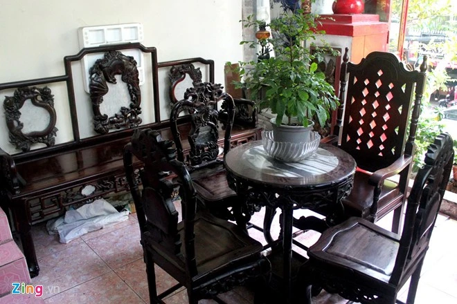 Bộ bàn ghế bằng gỗ trắc được đóng từ thế kỷ 16 được ông Cường trưng bày nổi bật giữa sảnh của gác 2 căn nhà. Những báu vật 'vua đồ cổ' Sài Gòn hiến tặng biển đảo