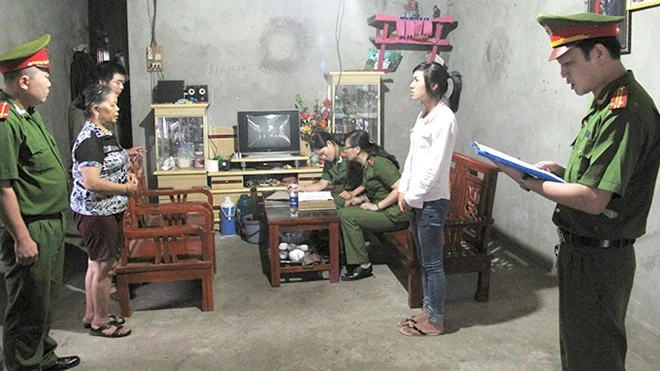 Bắt khẩn cấp 2 người bán 'hòn đá tự đổ mồ hôi'