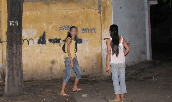 Nhiều gái mại dâm đứng ở đường Tú Xương đón khách... Những con đường mại dâm và quán cà phê 'tới Z' ở Sài Gòn