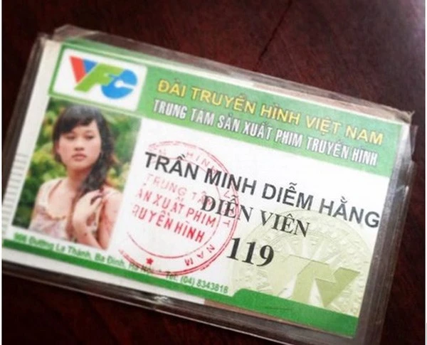 Mới đây, nữ diễn viênNhật ký Vàng Anhkhoe lại bức ảnh thẻ vài năm trước của mình trên trang cá nhân đã nhận được sự quan tâm của bạn bè. Theo đó, cô có cái tên khá dài Trần Minh Diễm Hằng, sinh năm 1989. So với ngày trước, bây giờ Diễm Hằng không khác là mấy. Xem ảnh, tên tuổi thật của sao Việt trên CMND và hộ chiếu